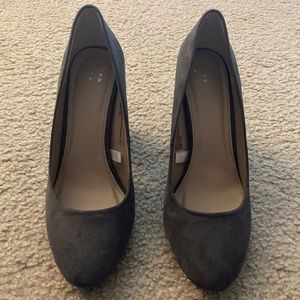 Beautiful Suede Grey Pumps